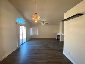 8029 Sierra Largo Dr in Las Vegas, NV - Building Photo - Building Photo