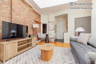 118 Christopher St in New York, NY - Building Photo - Building Photo