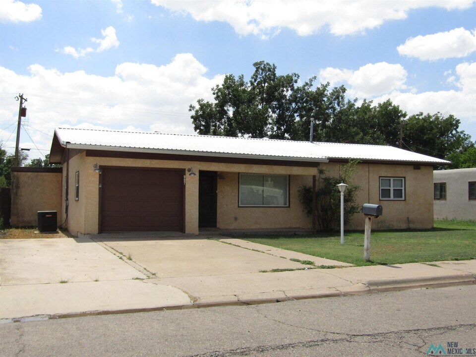 907 W Sears Ave in Artesia, NM - Building Photo