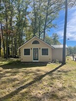 421 W Higgins Lake Dr in Roscommon, MI - Building Photo