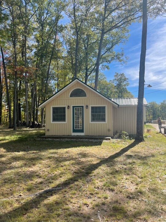 421 W Higgins Lake Dr in Roscommon, MI - Foto de edificio