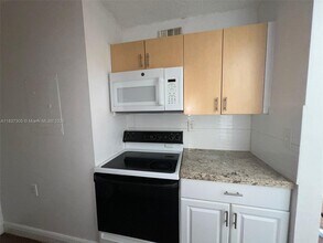 1129 Lake Victoria Dr in Royal Palm Beach, FL - Building Photo - Building Photo