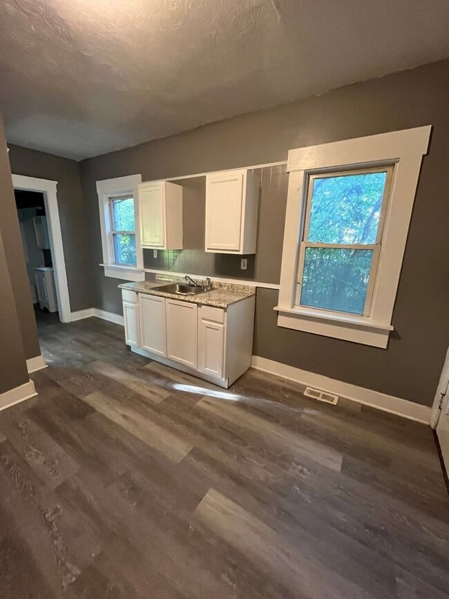 7915 Linwood Ave in Cleveland, OH - Building Photo - Building Photo