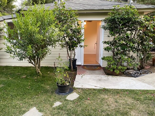 1348 N Spaulding Ave, Unit GUESTHOUSE in Los Angeles, CA - Foto de edificio - Building Photo