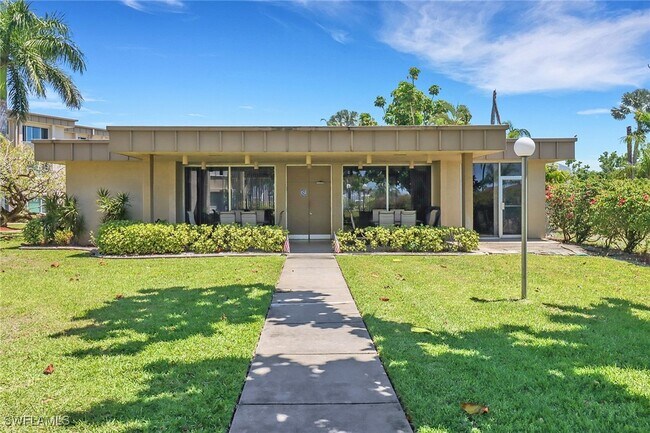 2264 Winkler Ave in Ft. Myers, FL - Foto de edificio - Building Photo