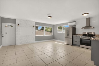 249 SW 12th St in Dania Beach, FL - Foto de edificio - Building Photo