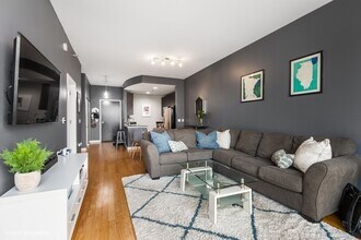 303 W Ohio St in Chicago, IL - Building Photo - Building Photo