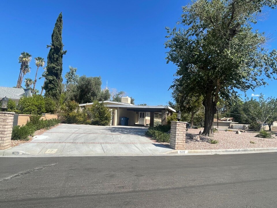 1520 Bryn Mawr Ave in Las Vegas, NV - Building Photo