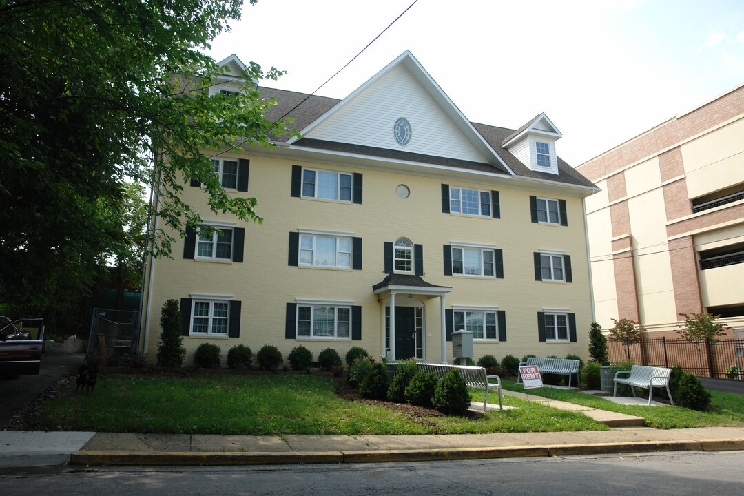 7302 Yale Ave in College Park, MD - Foto de edificio