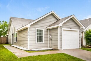 10701 Many Oaks Dr in Fort Worth, TX - Building Photo