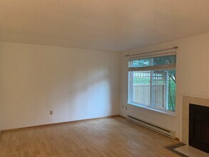 10129 NE 115th Ln in Kirkland, WA - Building Photo - Building Photo