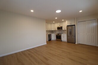 5 Hastings Rd, Unit 2nd Floor in Island Park, NY - Foto de edificio - Building Photo