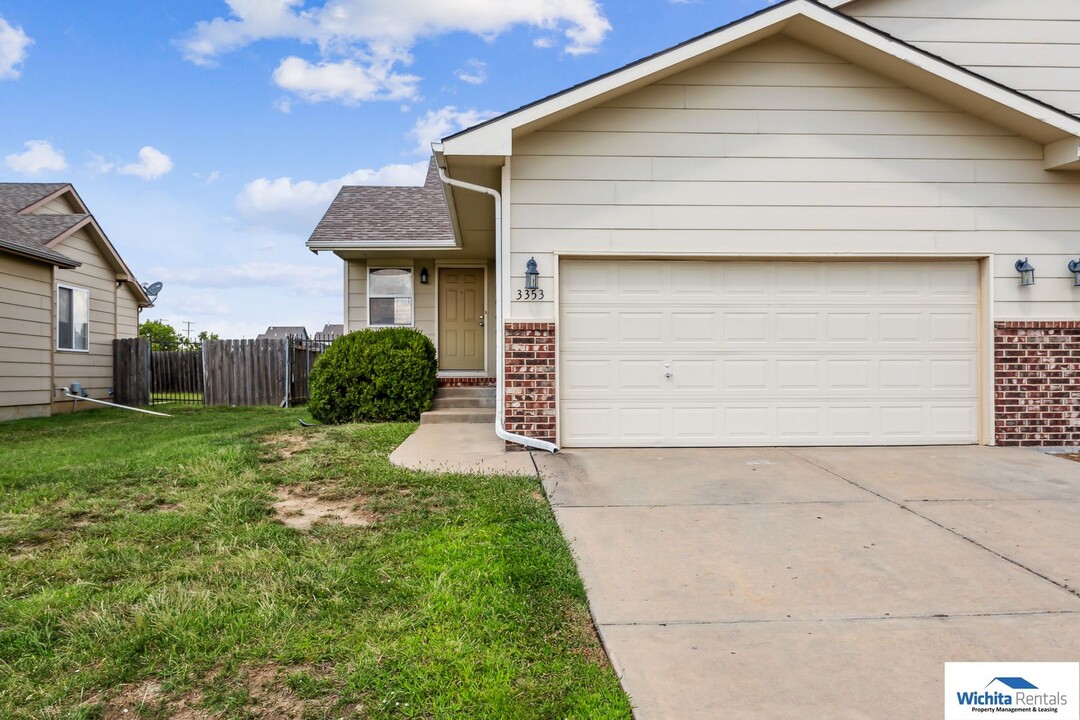 3353 N Governeour Cir in Wichita, KS - Foto de edificio