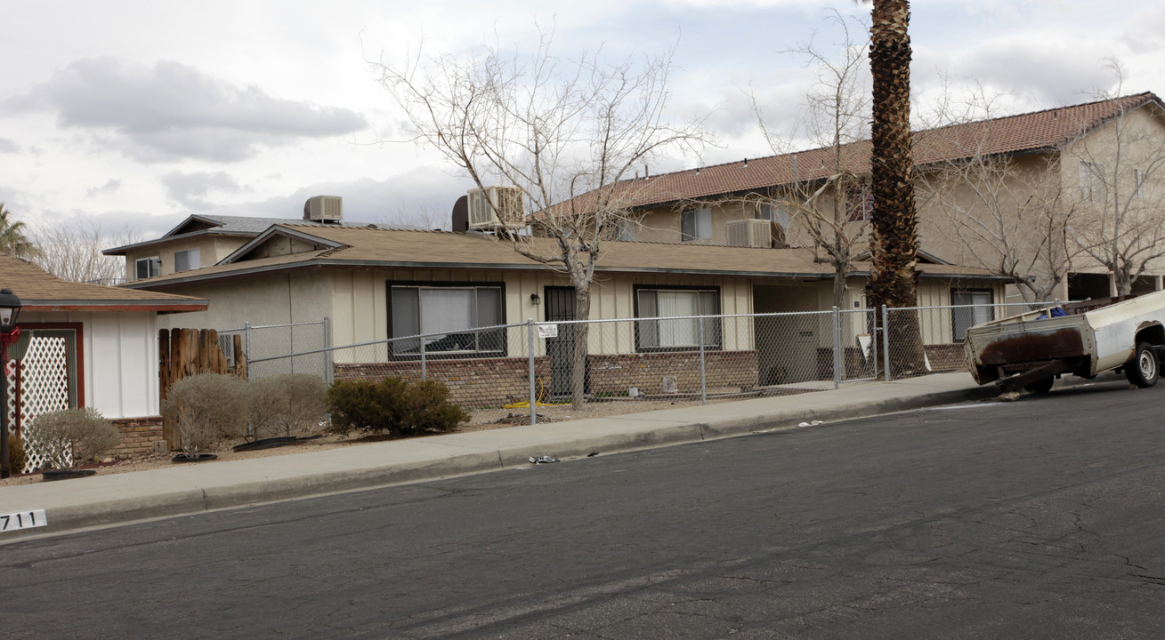 721 Upton Dr in Barstow, CA - Foto de edificio