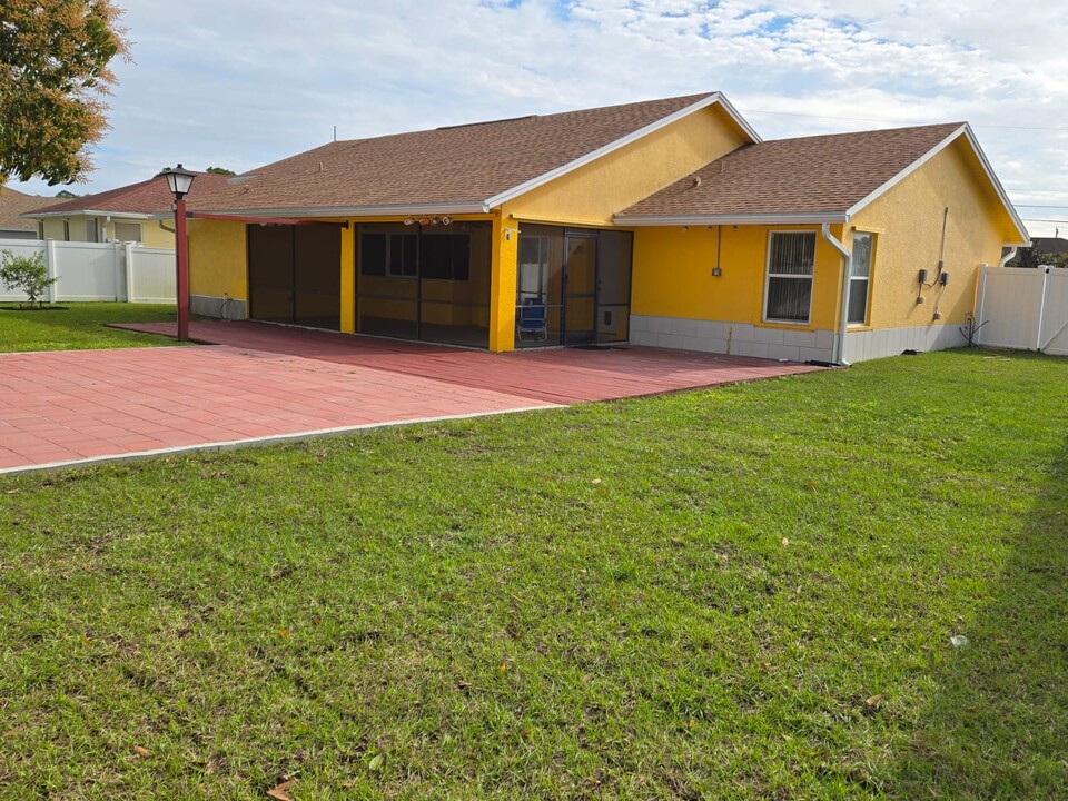 5727 NW Alcazar Ter in Port St. Lucie, FL - Foto de edificio