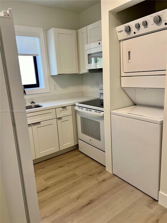 2542 SW 8th St-Unit -203 in Miami, FL - Building Photo