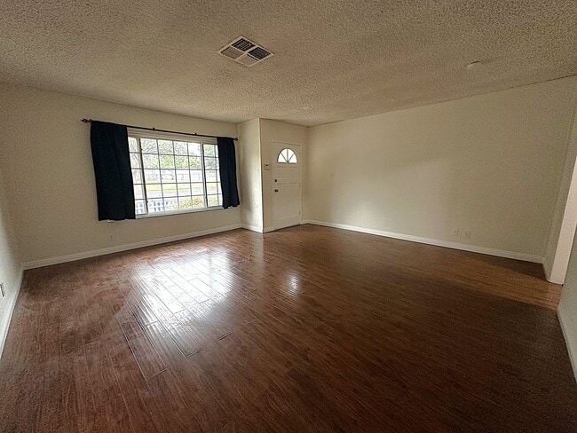 17947 Emelita St in Los Angeles, CA - Foto de edificio - Building Photo