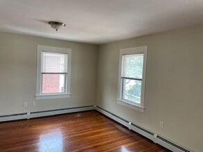 10 Dickinson Ave, Unit 1st Floor in North Providence, RI - Building Photo - Building Photo