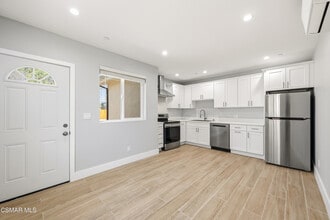 13104 Filmore St in Los Angeles, CA - Building Photo - Building Photo