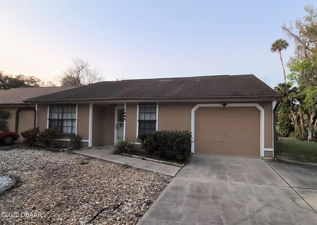 1045 Oak Forest Cir