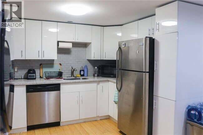 2 Robroy Ct in Brantford, ON - Building Photo - Building Photo