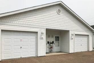 PINE BEND TOWNHOMES in Ladysmith, WI - Foto de edificio - Building Photo