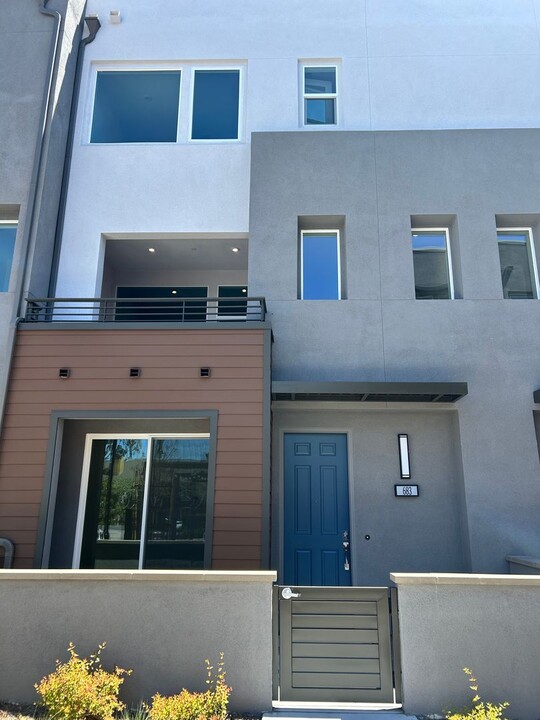 685 S Lyon St in Santa Ana, CA - Foto de edificio