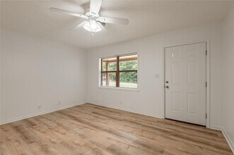 107 Town and Country Dr in Huntsville, TX - Building Photo - Building Photo