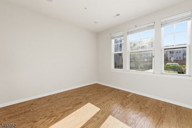 38 Bond St in North Brunswick, NJ - Building Photo - Building Photo