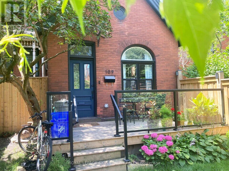 109 Charlton Ave W in Hamilton, ON - Building Photo