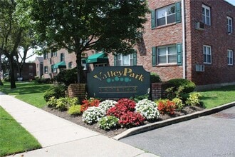 1065 Fenwood Dr in Valley Stream, NY - Building Photo - Building Photo