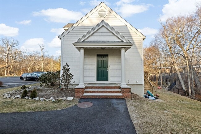 196 Summer St in Hingham, MA - Foto de edificio - Building Photo