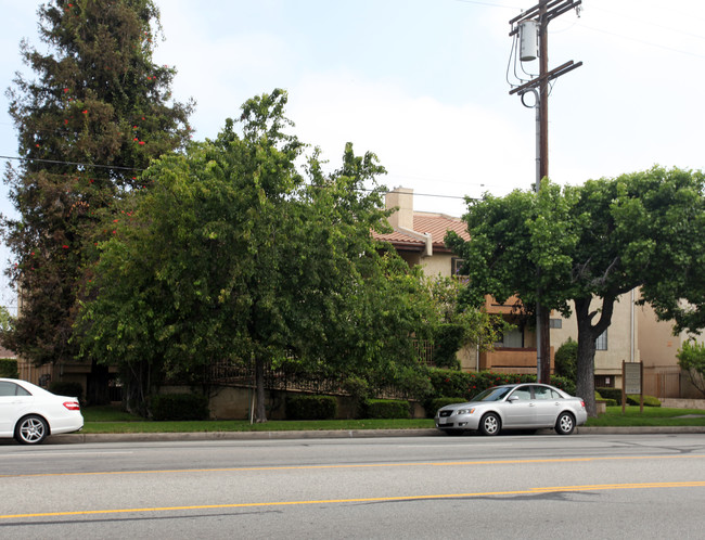 15135 Burbank Blvd in Los Angeles, CA - Building Photo - Building Photo