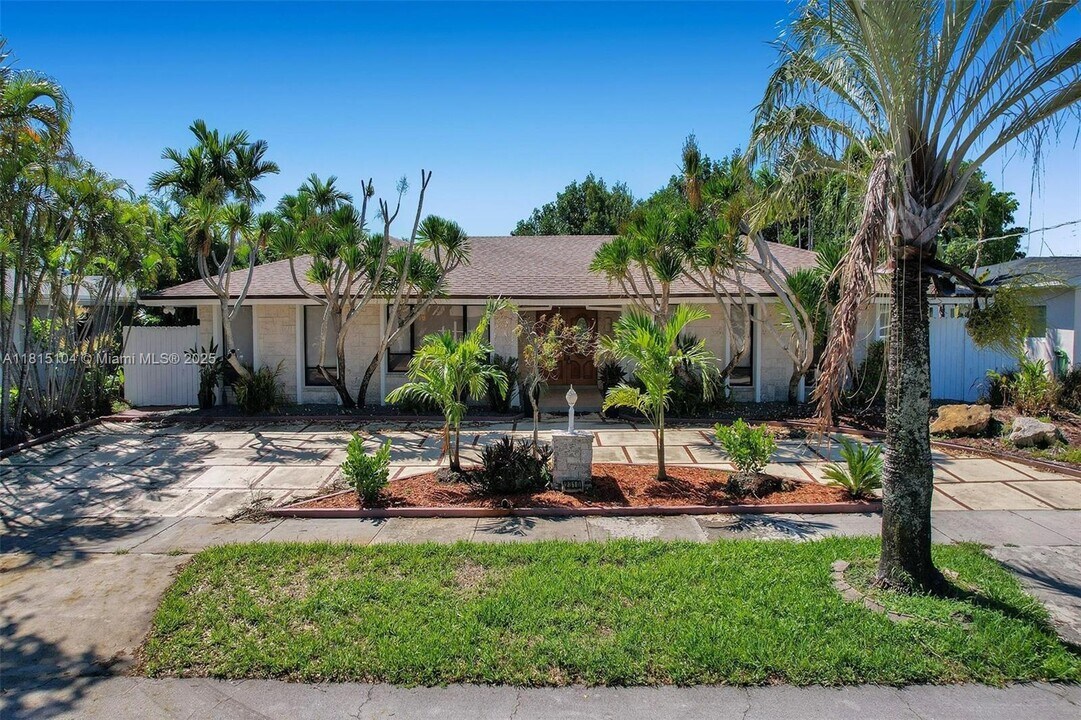 2310 NE 195th St in Miami, FL - Building Photo