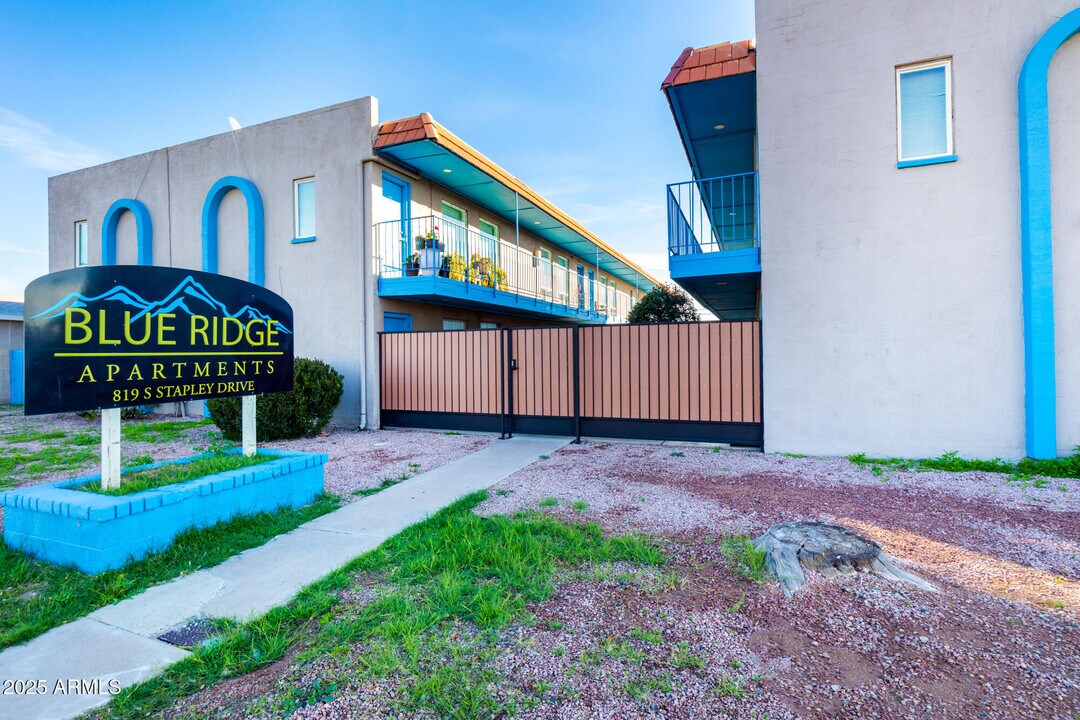 819 S Stapley Dr in Mesa, AZ - Building Photo