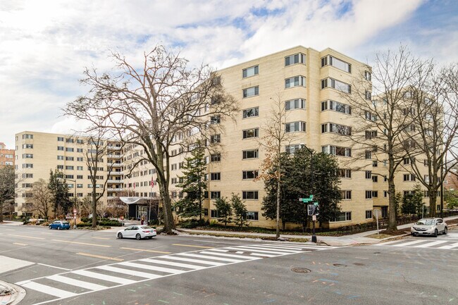 4600 Connecticut Ave NW in Washington, DC - Building Photo - Building Photo