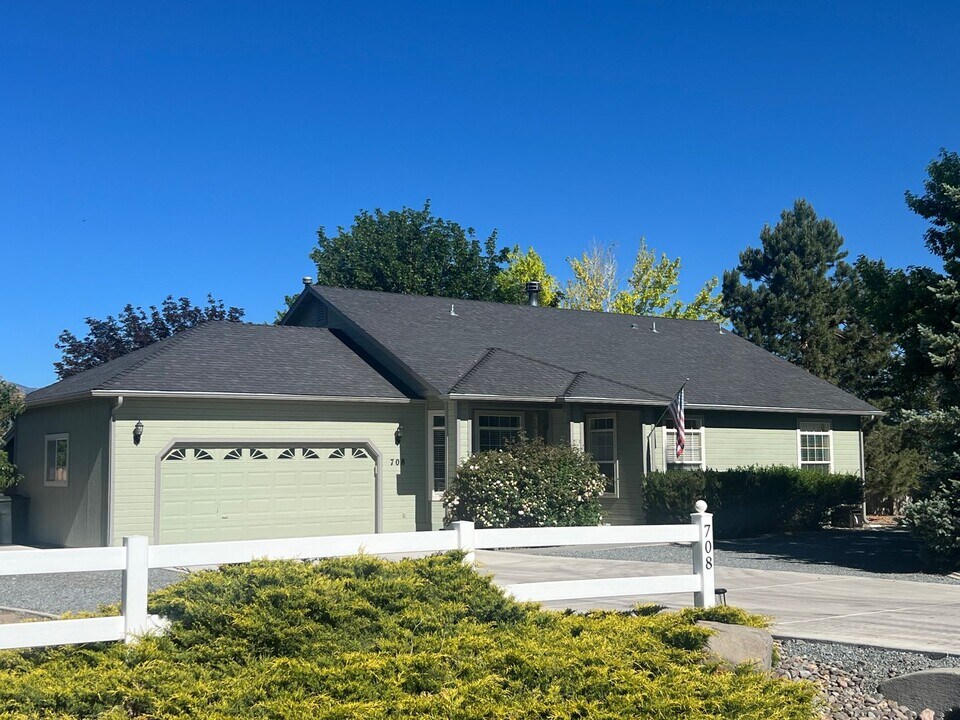 708 Cutter Ln in Gardnerville, NV - Building Photo