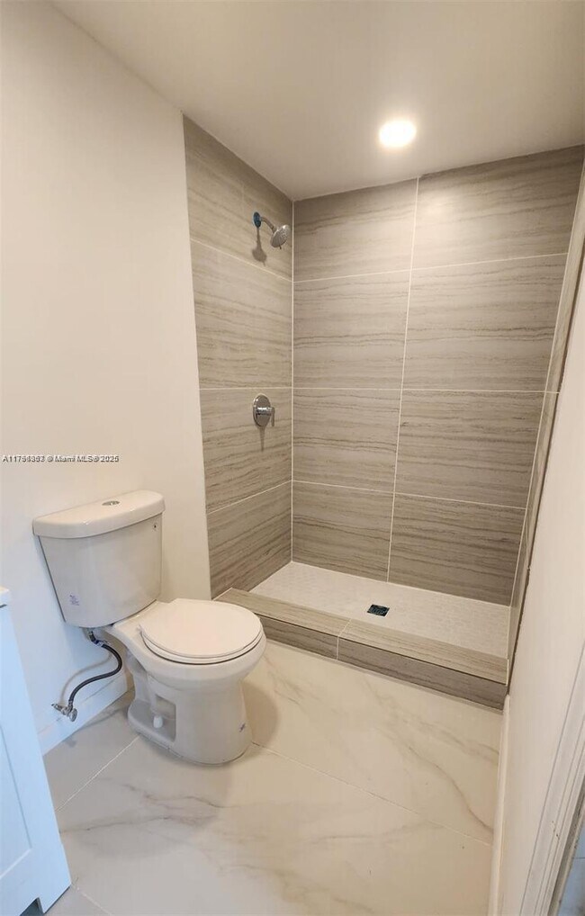 731 Phippen Waiters Rd in Dania Beach, FL - Building Photo - Building Photo