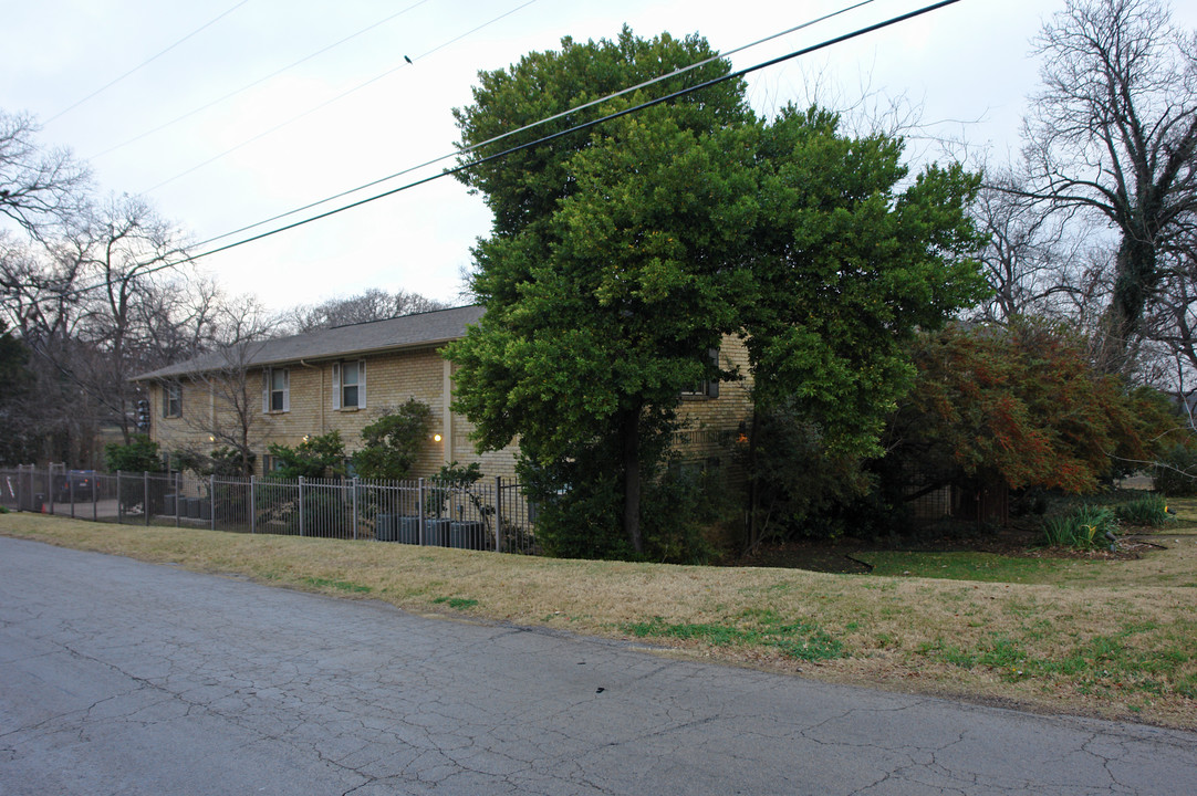 1405 Plowman Ave in Dallas, TX - Building Photo