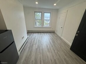364 Bergen Ave in Jersey City, NJ - Foto de edificio - Building Photo