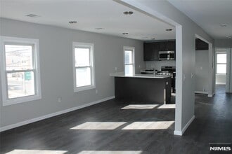 519 Roosevelt Ave, Unit 1 in Carteret, NJ - Building Photo - Building Photo