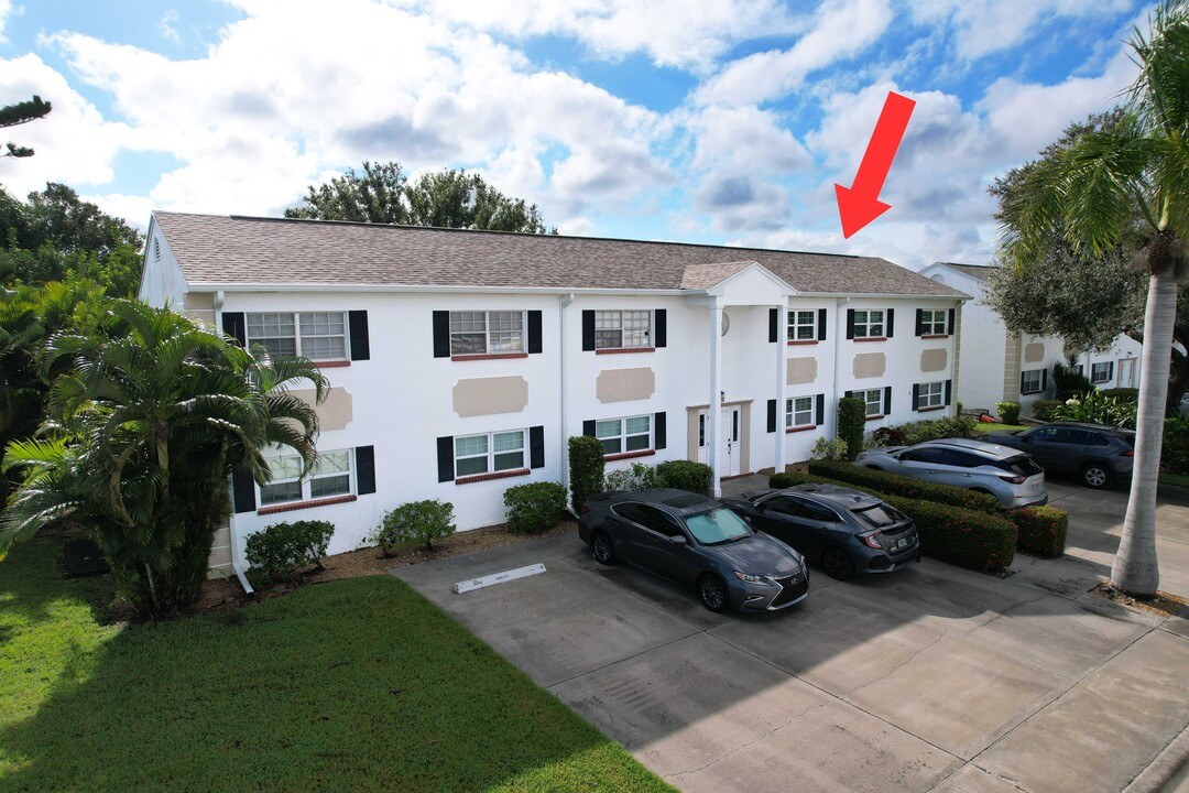 7007 Cedarhurst Dr, Unit 7D in Ft. Myers, FL - Building Photo