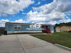 8021 Parker Elaine Dr in Cut And Shoot, TX - Building Photo