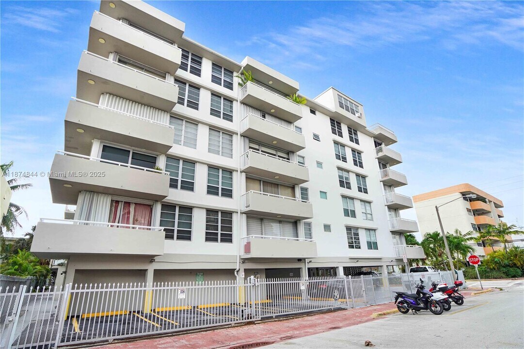 7735 Abbott Ave in Miami, FL - Building Photo