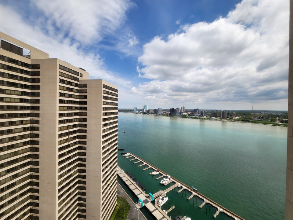 300 Riverfront Dr, Unit 23F in Detroit, MI - Building Photo