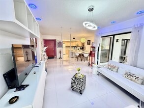 10857 NW 7th St-Unit -21-17 in Miami, FL - Building Photo - Building Photo