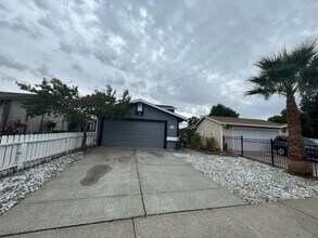 907 Brandon Way in Fairfield, CA - Building Photo - Building Photo