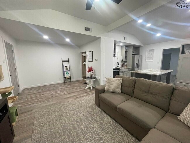406 S Jackson Ave in Iowa Park, TX - Building Photo - Building Photo
