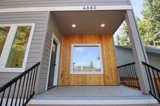 4660 SW Fairvale Ct in Portland, OR - Building Photo - Building Photo