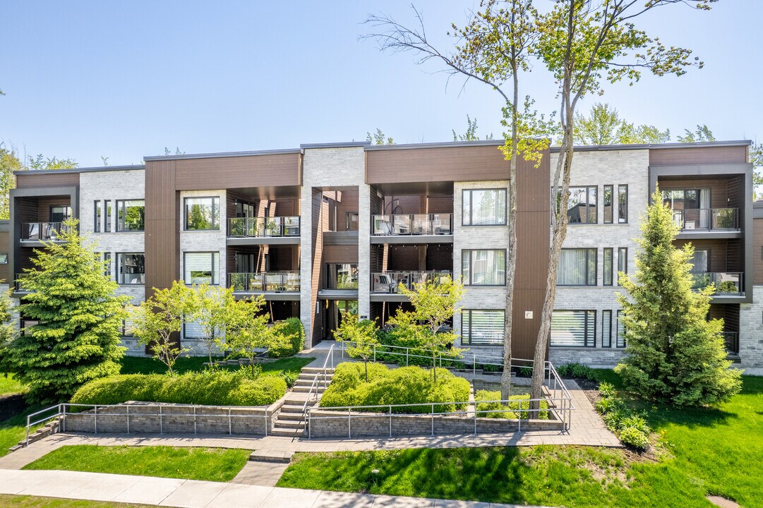 8 De Chambéry Boul in Blainville, QC - Building Photo